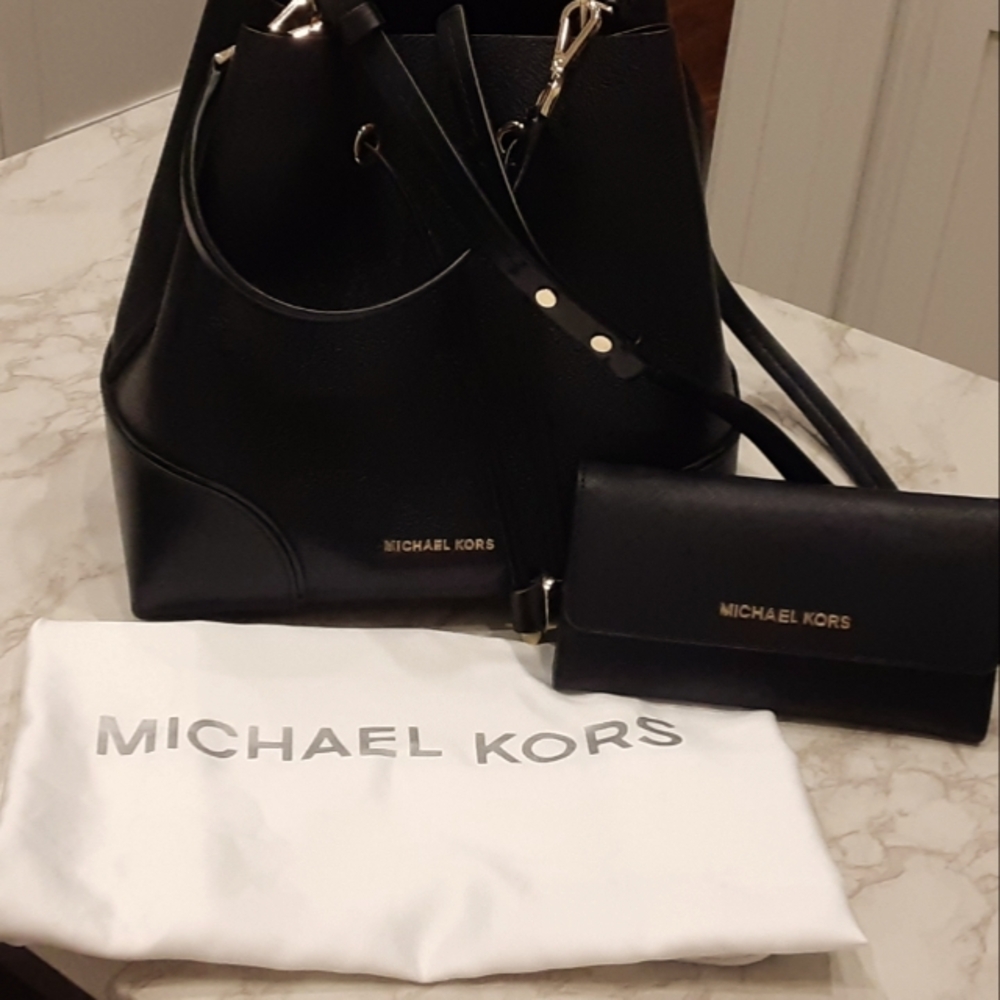 NWOT Michael Kors authentic matching purse & wallet set with dustbag